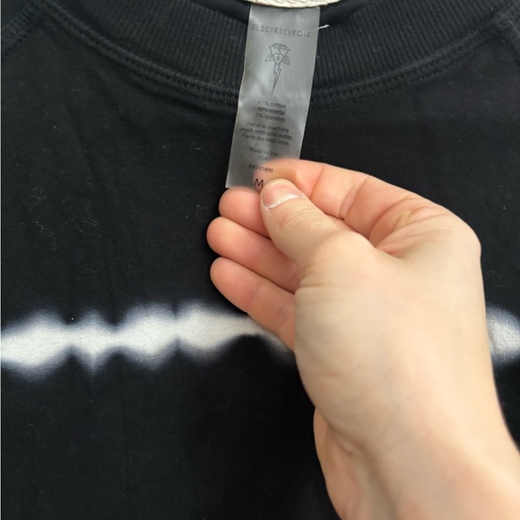 Electric Rose Cropped tie Dye Black & White Shirt / Pullover Sz M - Picture 8 of 11